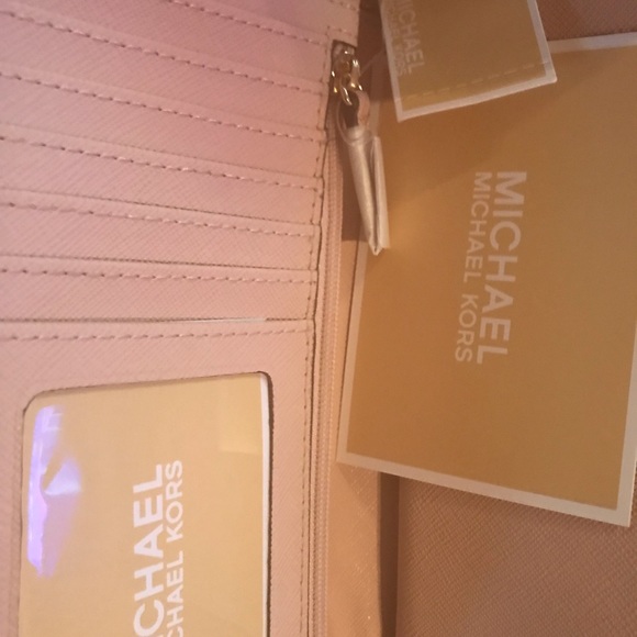 Michael Kors ❤️SOLD❤️ - Picture 3 of 8